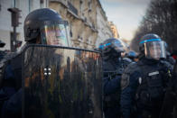 <p>La mobilisation de samedi a également été marquée par le caillassage d’un car de CRS. Alors que celui-ci était pris dans les embouteillages et s’engageait sur l’autoroute A7 à la sortie de Lyon, il s’est retrouvé bombardé de projectiles. Un casseur a même tenté de monter sur le capot du véhicule. Sous le choc, la jeune conductrice du fourgon a fondu en larmes. Le préfet Pascal Mailhos a « condamné avec la plus grande fermeté cet acte lâche et d’une rare violence ».<br>(Crédit : Getty Images) </p>