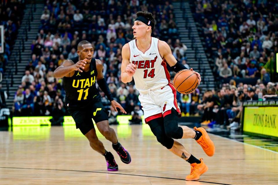 El jugador del Heat Tyler Herro (der.) entra al aro ante la marca de de Kris Dunn, del Jazz, en el partido celebrado el 30 de diciembre de 2023 en Utah.