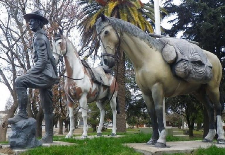 Monumento a Aimé Tschiffel, Gato y Mancha, en Ayacucho