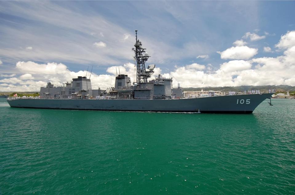 日本「村雨型」(むらさめ型)護衛艦「電號(いなづま，DD-105)」10日傳出擱淺漏油意外，現正積極搶救控制中。   圖：翻攝維基百科/公有領域