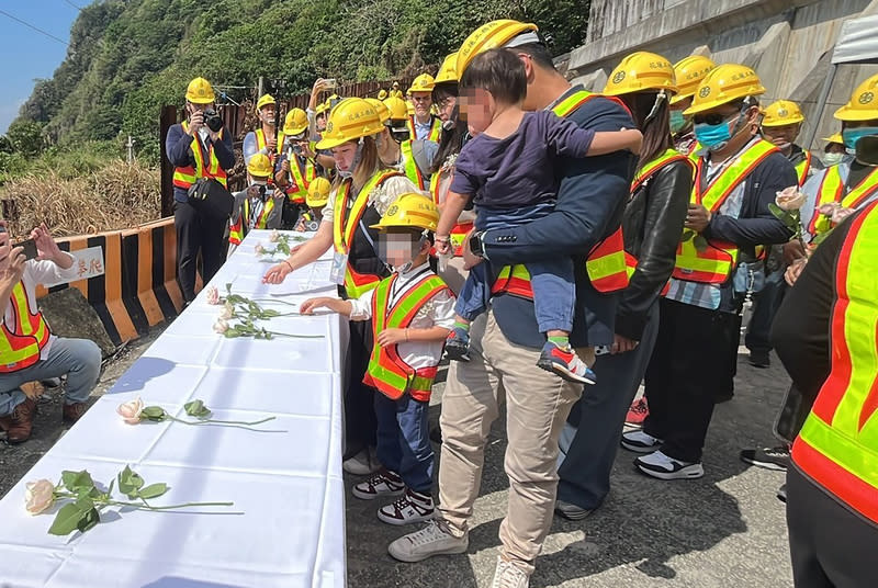 太魯閣號事故追思會（1） 台鐵2日在太魯閣號408次列車事故地舉辦3週年追思 會，台鐵人員、家屬獻花緬懷。 （民眾提供） 中央社記者盧太城台東傳真  113年4月2日 