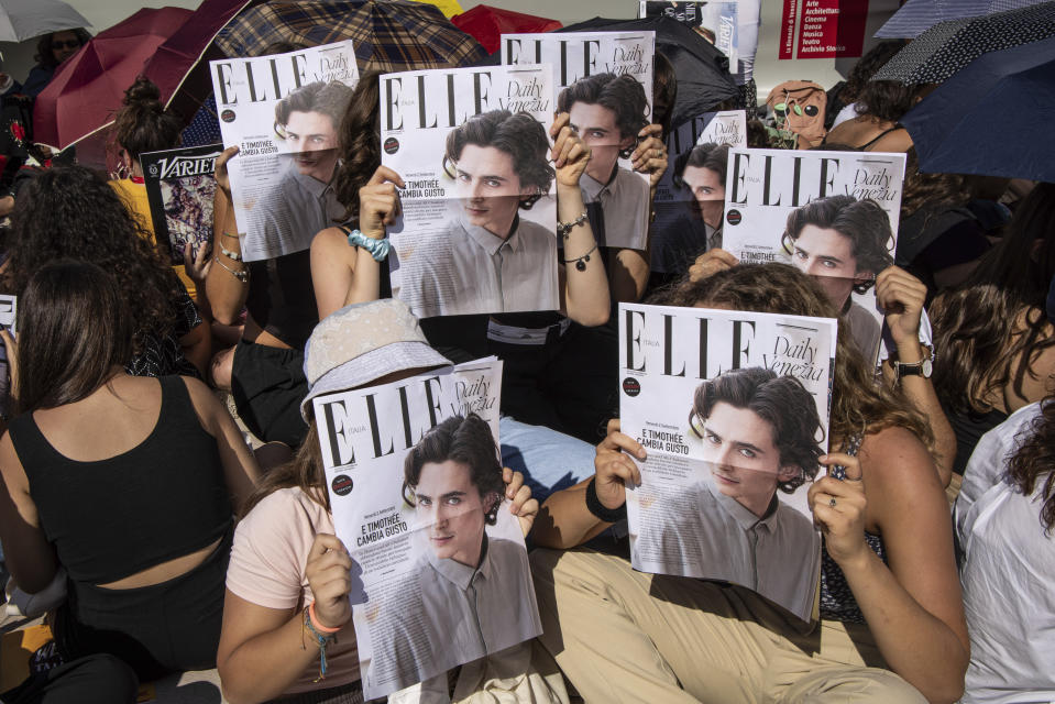 Un grupo de mujeres se congrega frente a la alfombra roja antes del estreno de "Bones and All", protagonizada por Timothee Chalamet, durante la 79ma edición del Festival de Cine de Venecia, el 2 de septiembre de 2022, en Venecia, Italia. (Foto de Vianney Le Caer/Invision/AP)