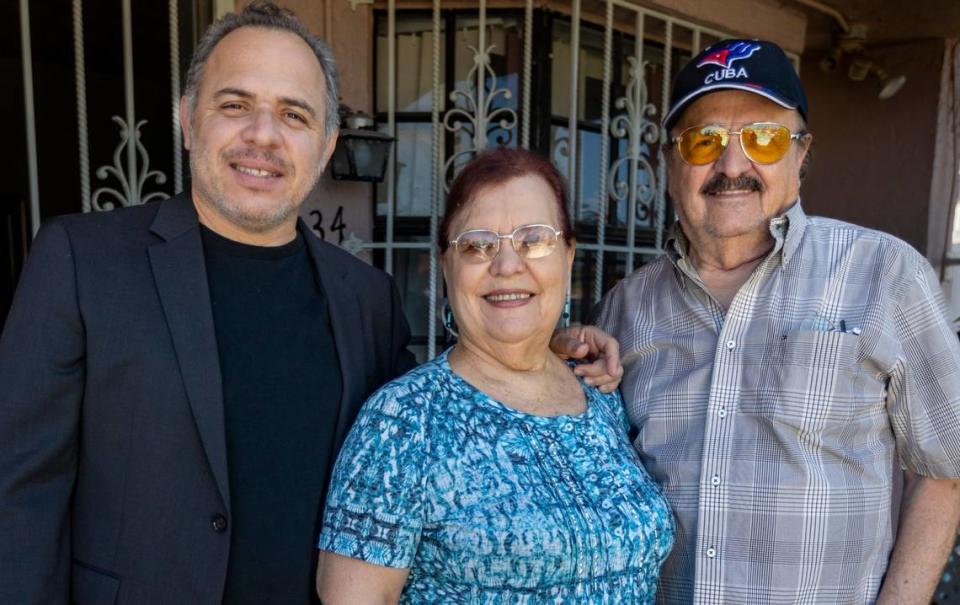 El diseñador gráfico y artista cubanoamericano Edel Rodríguez, autor de ‘Worm: A Cuban American Odyssey’, con sus padres, Coralia Rodríguez y Cesario “Tato” Rodríguez, en su casa en Hialeah Gardens. Jose A. Iglesias/jiglesias@elnuevoherald.com