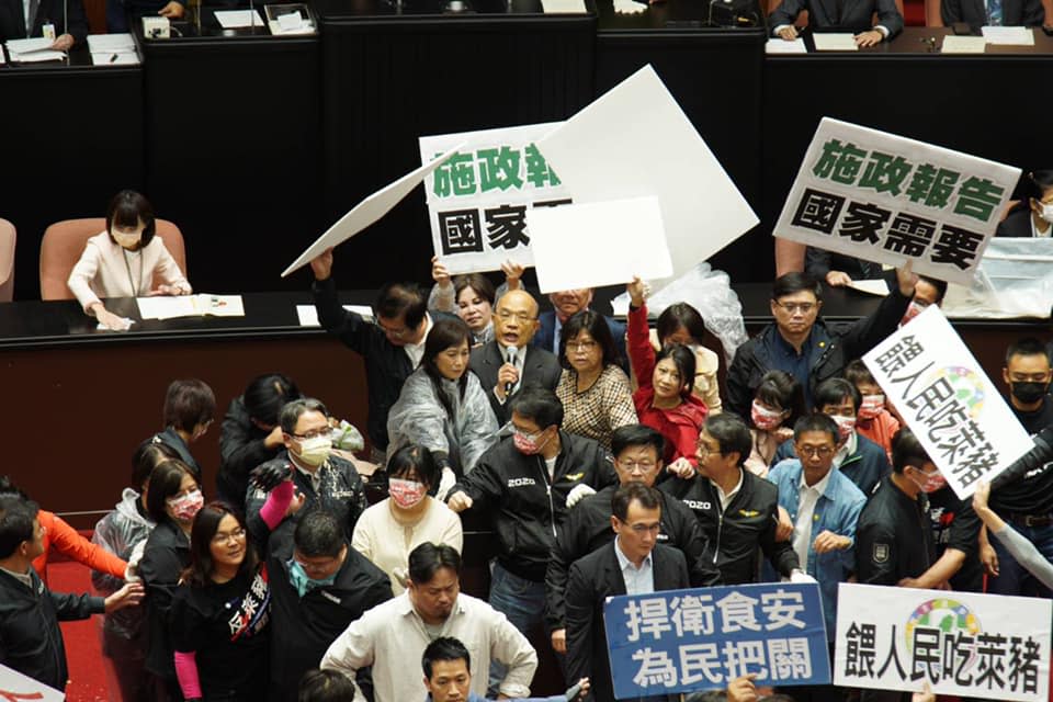 行政院長蘇貞昌27日前往立法院備詢時，國民黨團因萊豬議題再度在議場上發起抗爭，而民進黨立委王美惠剛好站在蘇貞昌後，徒手接住豬大腸，此舉引發熱議。   圖：翻攝自林林楚茵臉書