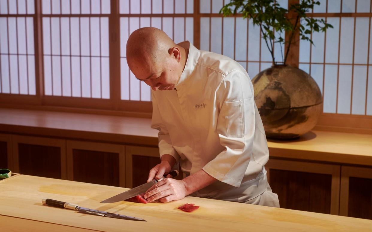 Chef Shinji Kanesaka preparing marinated akami at Sushi Kanesaka