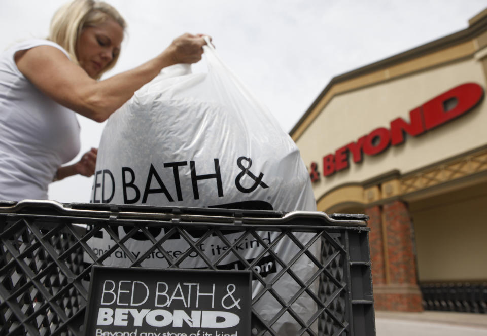 Chris Hammons unloads a bag of items she purchased at a Bed Bath & Beyond store in Dallas, Texas September 23, 2009. Bed Bath & Beyond Inc reported a second quarter profit that rose more than analysts had expected as cost cuts helped offset weak demand for home furnishings.  REUTERS/Jessica Rinaldi (UNITED STATES)