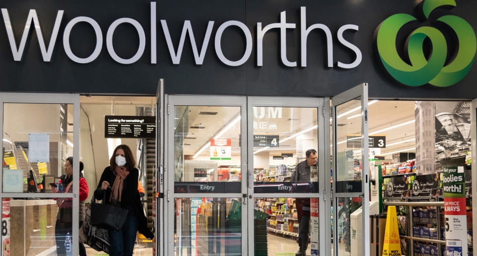 Photo shows front of Woolworths store as Melbourne outlets close doors to customers. 