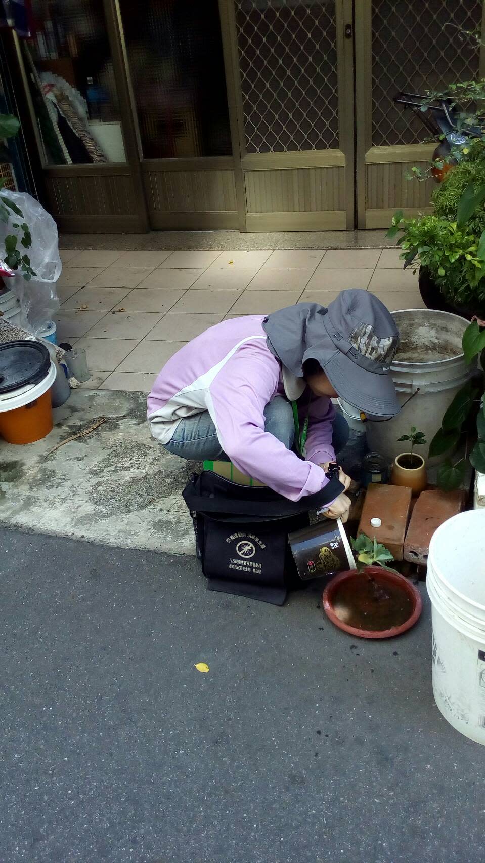 ▲未覆蓋的積水容器積水後易孳生病媒蚊。（圖／台南市衛生局提供）