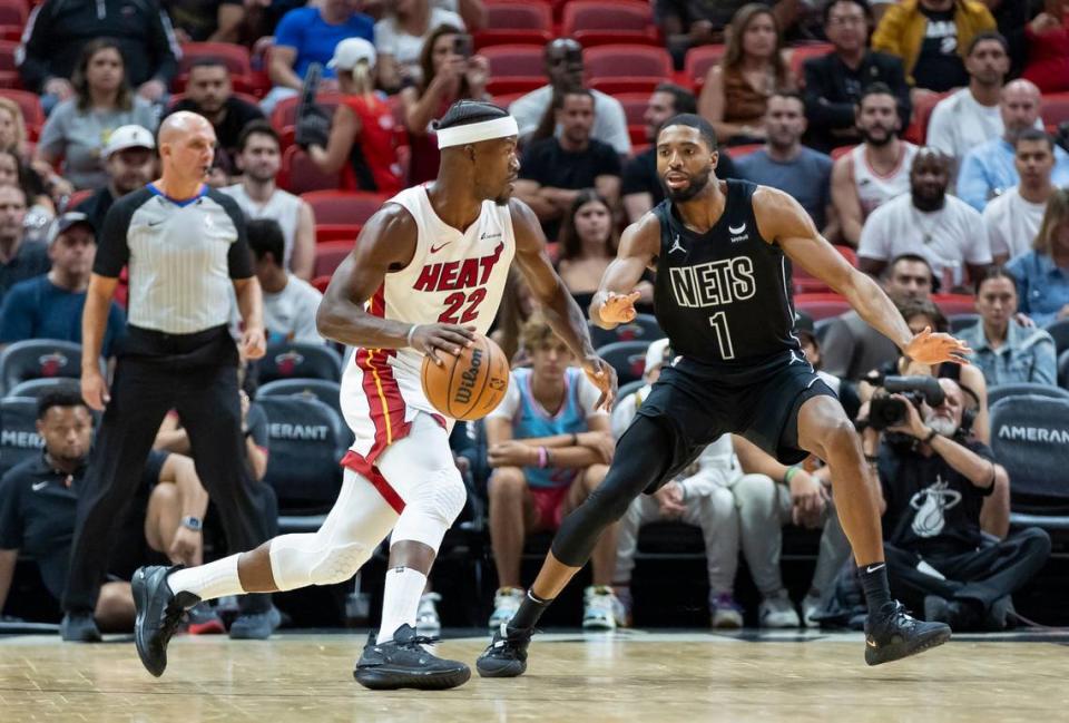 El escolta del Heat Jimmy Butler (izq.) trata de pasar la defensa de Mikal Bridges, de los Nets de Brooklyn, en el partido celebrado el 1ro de noviembre de 2023 en Miami. MATIAS J. OCNER/mocner@miamiherald.com