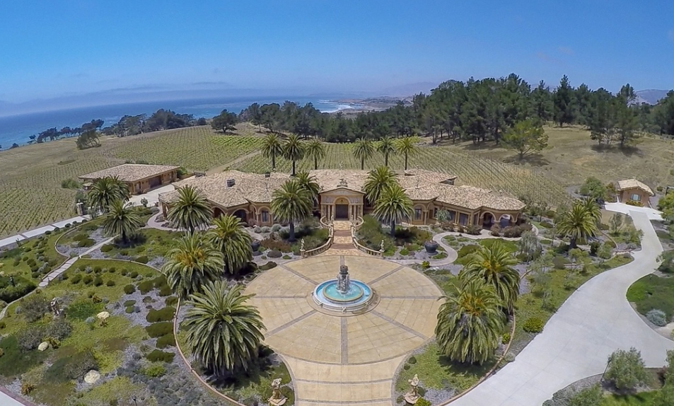 La villa dall’alto con l’imponente giardino