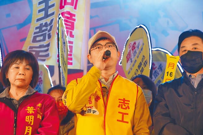 罷王選前之夜昨在中壢登場，國民黨動員上千民眾參加，視罷王為反萊豬首戰。圖為發起人唐平榮在現場發言。（黃婉婷攝）