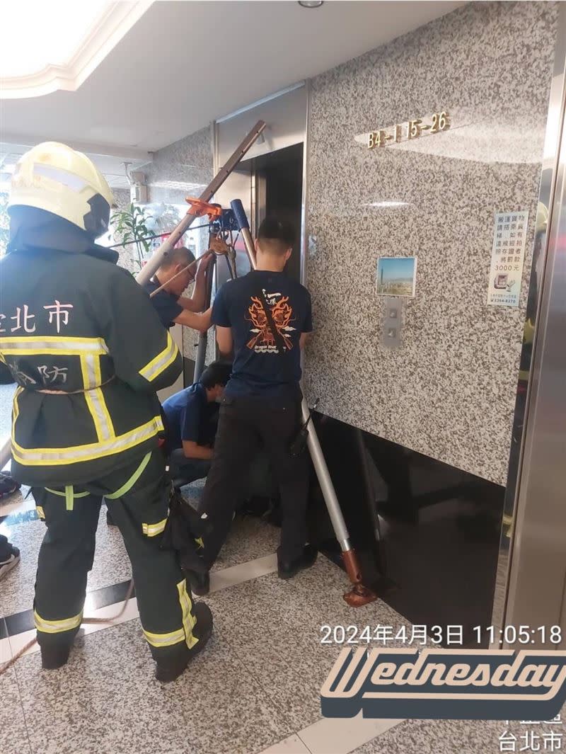消防員打開電梯井將受困者逐一拉出。（圖／翻攝自蕭彤雯臉書）