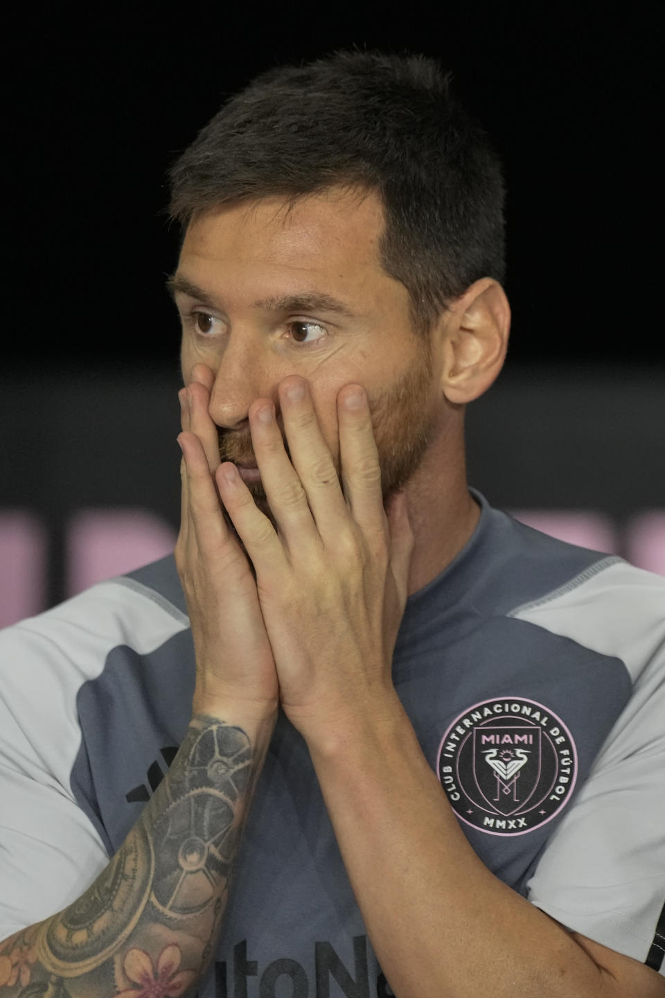 El argentino Lionel Messi, del Inter Miami, se sienta en la banca antes de ujn partido ante Cincinnati, el sábado 7 de octubre de 2023, en Fort Lauderdale, Florida, EE.UU.(AP Foto/Rebecca Blackwell)