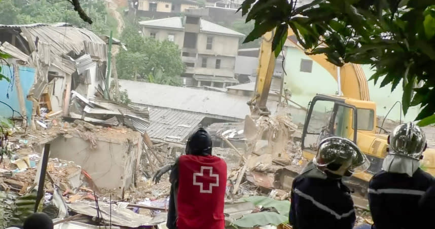 喀麥隆一棟4層樓住宅倒塌壓垮另一棟較小型的建築，災難死亡人數上修至37人。（圖／達志／美聯社）