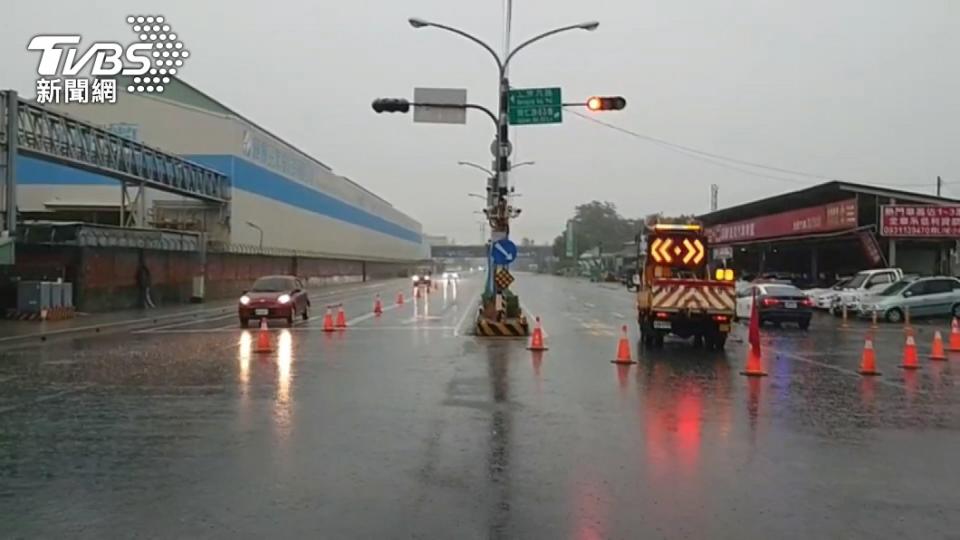 今日午後西半部及東北部地區有局部短暫雷陣雨，並有局部大雨發生的機率。（圖／TVBS資料畫面）