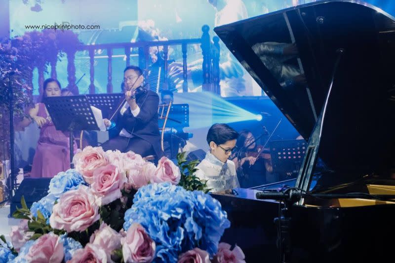 <p>▲女孩的哥哥為她彈奏鋼琴。（圖／臉書Nice Print Photography & Exige Weddings）</p>