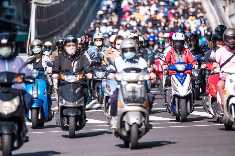 ▲騎車通勤可利用「三明治穿法」來保暖，最多機車族推薦騎車可穿厚雨衣禦寒，甚至還譽為是「擋風神器」。（示意圖／shutterstock）