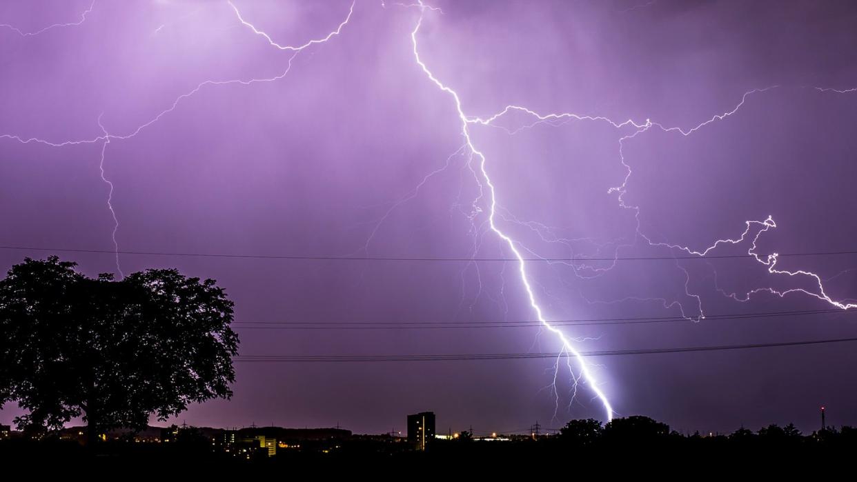 Vor einem Blitzschlag schütz man sich am besten in festen Gebäuden. Im Freien sind Bäume, Masten, Zäune und Gewässer zu meiden. Foto: Christoph Schmidt