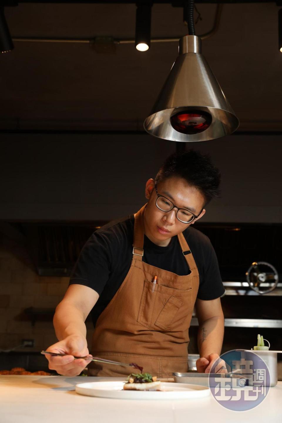  新加坡籍主廚卓均仰（Ernest）把營養學知識用於料理。