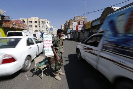 A Shi'ite Houthi militant in military uniform mans a checkpoint in Sanaa October 15, 2014. REUTERS/Khaled Abdullah