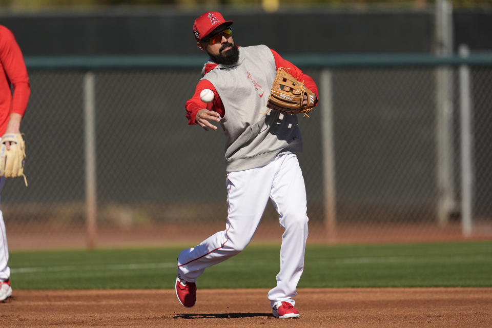 Anthony Rendon de los Angelinos de Los Ángeles realiza un ejercicio de fildeo durante los entrenamientos de primavera con su equipo en Tempe, Arizona el lunes 19 de febrero del 2024. (AP Foto/Matt York)