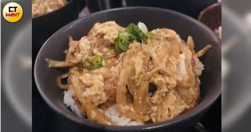 炸雞親子丼。(圖／余玫鈴攝)