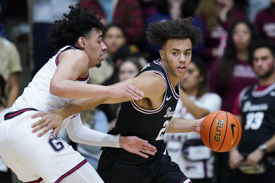 Santa Clara forward Camaron Tongue, right, tries to get around Gonzaga guard Julian Strawther during the first half of an NCAA college basketball game in Santa Clara, Calif., Saturday, Jan. 7, 2023. (AP Photo/Godofredo A. Vásquez)