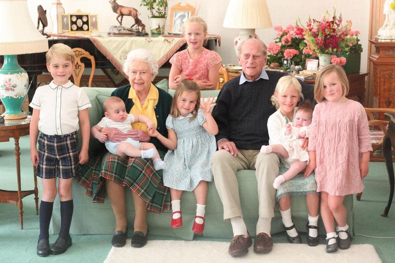 英國女王與菲利浦親王與7個曾孫女合照。左起喬治王子、路易王子、夏綠蒂公主，安妮公主長子的大女兒薩凡娜（後排站立者），薩凡娜的妹妹伊斯拉、伊斯拉抱著的是表妹莉娜、最右邊粉衣女孩是米亞。（翻攝The Royal Family臉書）