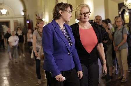 U.S. Senators Amy Klobuchar (D-MN) (L) and Claire McCaskill (D-MO) talk after a news conference at a hotel in Havana February 17, 2015. REUTERS/Enrique De La Osa