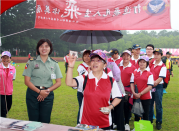 飛指部為宣導募兵制，於桃園市後備指揮部後備軍人運動大會中，透過寓教於樂的小遊戲吸引後備幹部及眷屬參與，相當熱絡。（軍聞社記者蔡宗恆攝）