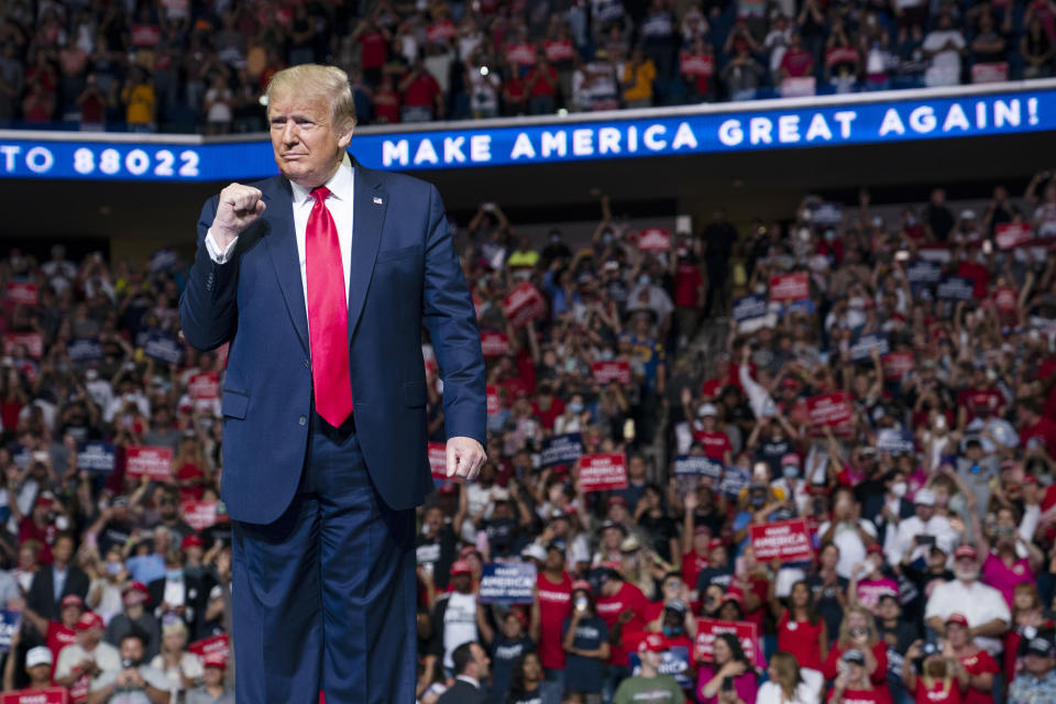 El presidente Donald Trump sube al escenario el sábado 20 de junio de 2020 durante un mitin político en el Centro BOK, en Tulsa, Oklahoma. (AP Foto/Evan Vucci)