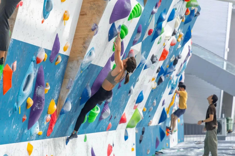 singapore urban sports & fitness festival - woman rock climbing