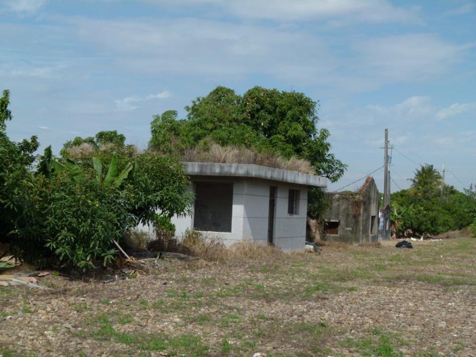 二層行溪舊鐵橋和哨兵所現況。（記者張淑娟攝）