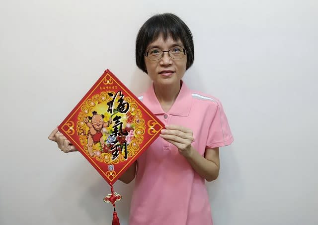 揮別破鑼嗓！退休教師用感恩心為公益祈福獻唱