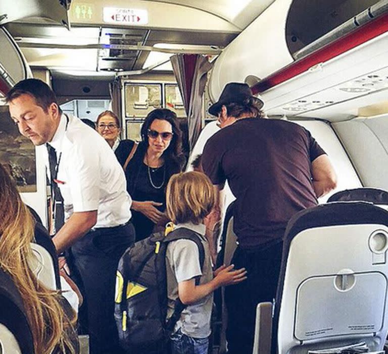 La familia Jolie Pitt a pleno y en clase turista