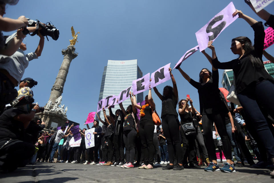 Muchas de las manifestantes llevaban pintadas en la cara huellas de manos en negro o morado. Otras, como Diana Echeverría, una estudiante de 23 años, se pintó además en sus brazos el lema, “Ni puta, ni santa”. Víctima de violencia sexual hace un año, esta joven tuvo que huir de su estado, San Luis Potosí. “Las autoridades se negaron a ayudarme. Me dijeron que así era la vida”, indicó.