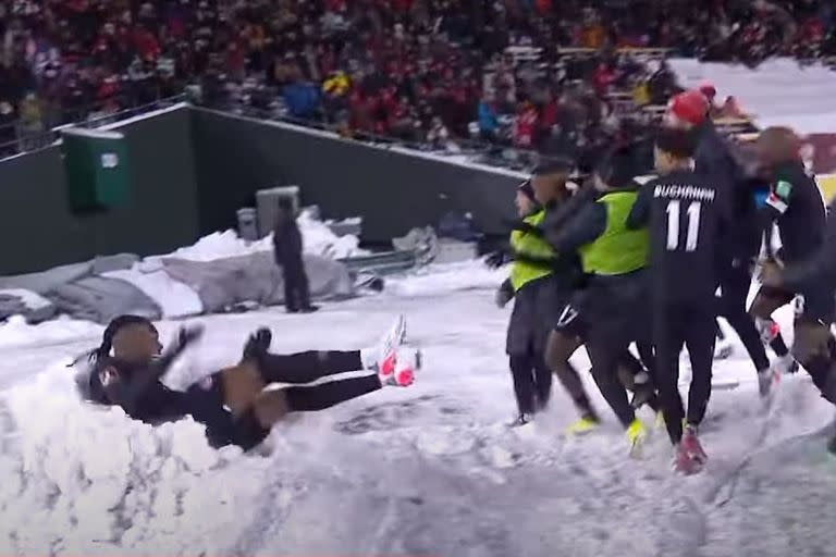 El festejo alocado de los jugadores de Canadá en el primer gol ante México