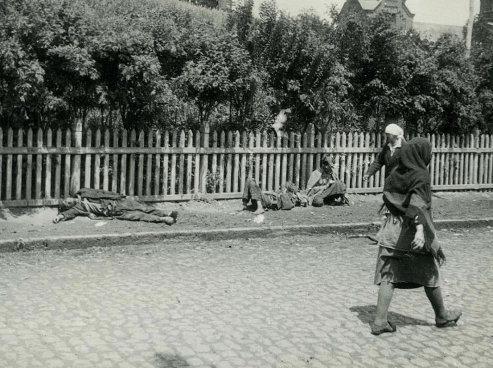 Holodomor victims on the streets of Kharkiv, 1933 <span class="copyright">Alexander Wienerberger / Diocesan Archive of Vienna (Diözesanarchiv Wien) / BA Innitzer</span>