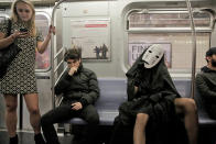 <p>Unheimliche Gestalten sind in der New Yorker U-Bahn generell kein ungewöhnlicher Anblick. An Halloween aber war das Aufkommen besonders hoch. (Bild: Reuters) </p>