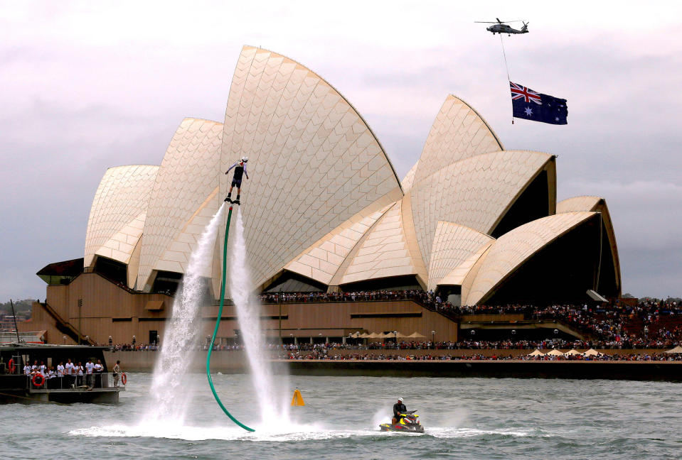 <p>Beim jährlich stattfindenden „Australia Day“ feiern Menschen auf dem ganzen Kontinent ihre Heimat. Vor dem weltberühmten Opernhaus in Sydney gab es auch Feierlichkeiten auf dem Wasser. Ein Akrobat führte Kunststücke mit einem Flyboard vor. Am „Australia Day“ wird der Ankunft der ersten britischen Strafgefangenen-Flotte in Sydney im Jahre 1788 gedacht. (Bild: REUTERS/Steven Saphore) </p>