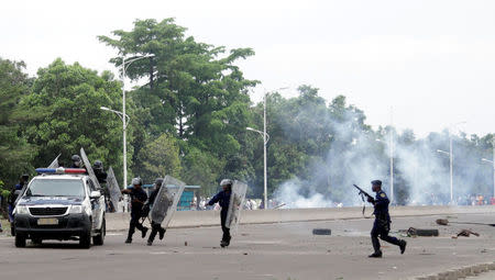 Congolese policemen run to their vehicle during a clash with opposition activists participating in a march to press President Joseph Kabila to step down in the Democratic Republic of Congo's capital Kinshasa, September 19, 2016. REUTERS/Kenny Katombe