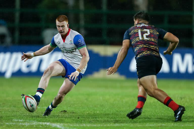 Una acción de fútbol en un cara a cara de centros: Ramiro Amarilla patea frente a Justo Piccardo; el back de Pampas consiguió un try.