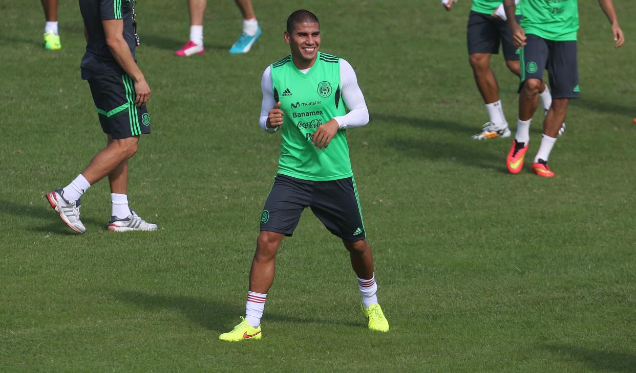 Mexico&#39;s national soccer player Carlos Salcido warms up during a training session at the Rei Pele training center in Santos city June 25, 2014. REUTERS/Nacho Doce (BRAZIL - Tags: SOCCER SPORT WORLD CUP)