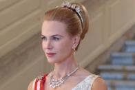 Ebenfalls an den Folgen eines Autounfalls starb die Schauspielerin Grace Kelly, die nach ihrer Adels-Hochzeit als Fürstin von Monaco bekannt wurde. Nicole Kidman verkörperte die junge Kelly 2014 im Biopic "Grace of Monaco" vor allem in ihrer Zeit der Krise ... (Bild: SquareOne / Universum / 2013 Stone Angels / David Koskas)