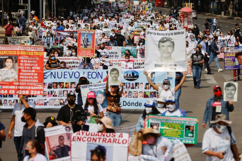 Madres cuyos hijos están desaparecidos participan en una marcha durante el Día de la Madre en Ciudad de México