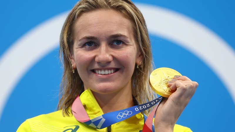 Foto del miércoles de la australiana Ariarne Titmus celebrando con su medalla de oro tras ganar la final de los 200 mts libres