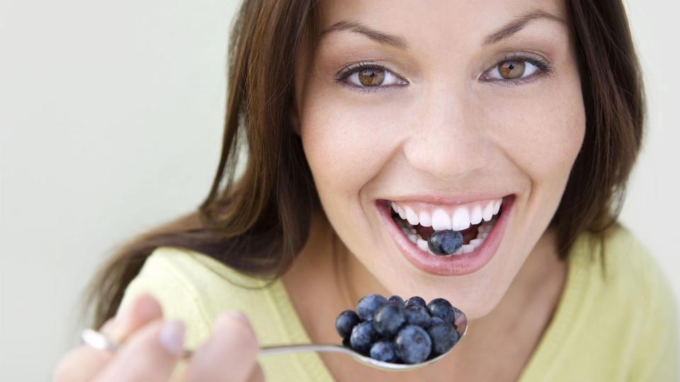 Estas pequeñas frutas azules proporcionan un aporte extra de antioxidantes, que han demostrado ser muy efectivos para combatir la inflamación y aliviar el dolor. (Foto: Getty)