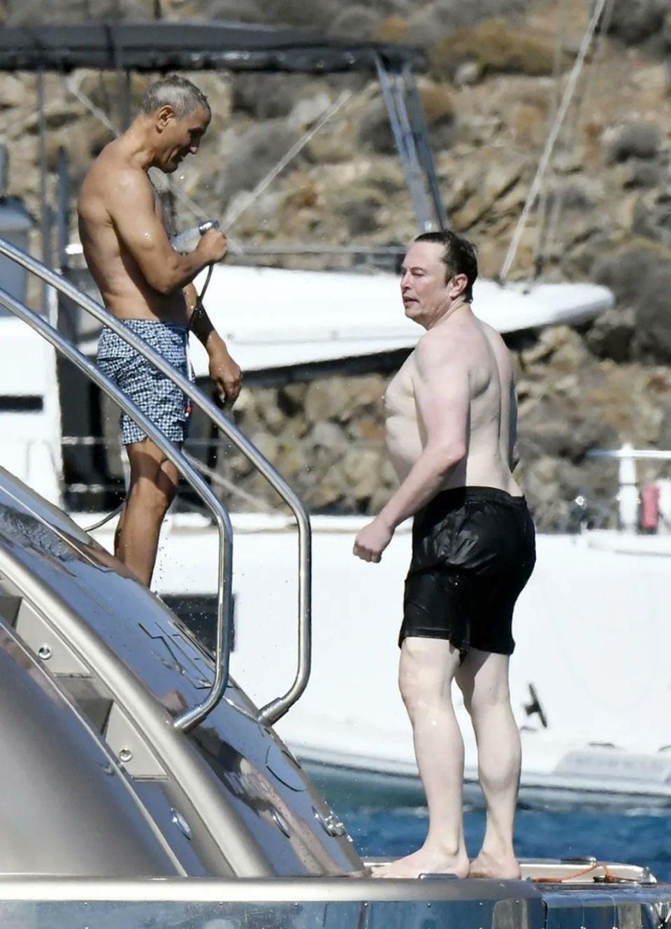 馬斯克（右）穿著一件黑色泳褲，大露「白斬肉」。（翻攝@JUNlPER推特）