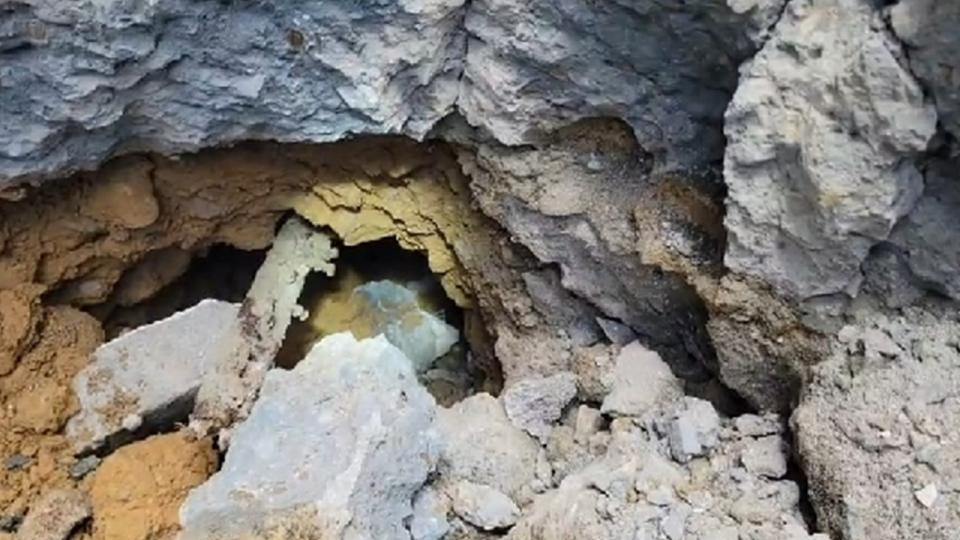 居民要求建商豐邑公司開挖檢視，沒想到一挖開，竟然又發現還有一個長約70公分、深約110公分的大坑洞。（圖／東森新聞）