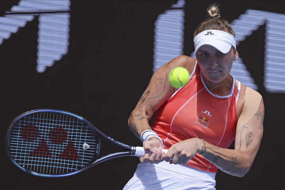 Marketa Vondrousova, de República Checa, prepara un golpe de revés frente a Dayana Yastremska, de Ucrania, durante el partido de primera ronda del torneo de tenis Abierto de Australia, en Melbourne Park, Melbourne, Australia, el lunes 15 de enero de 2024. (AP Foto/Asanka Brendon Ratnayake)